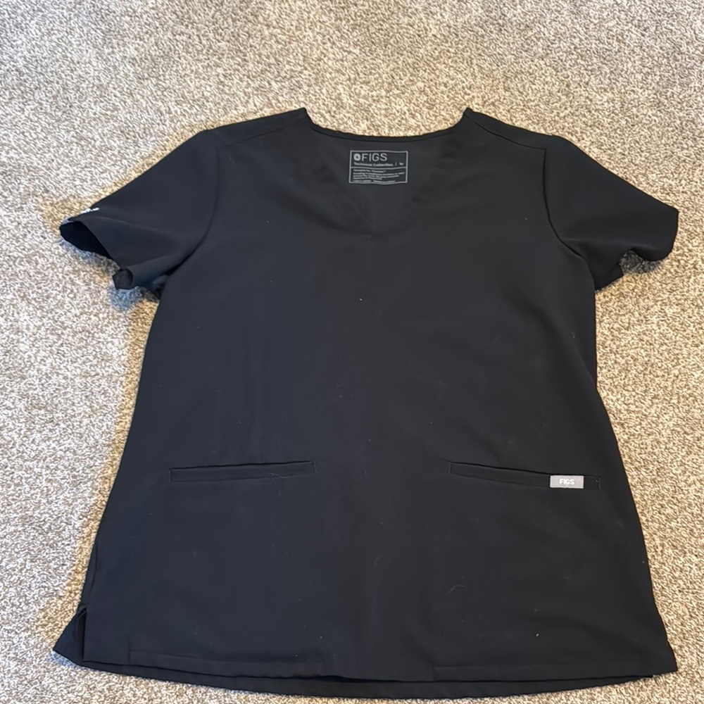 Figs black 2 pocket top size medium (has AYA logo embroidered  on one shoulder)